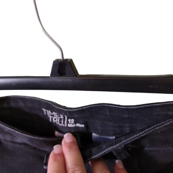 Time and Tru Shorts Black Denim Womens Mid-Rise Cuffed Classic Sz 12 - Picture 3 of 4